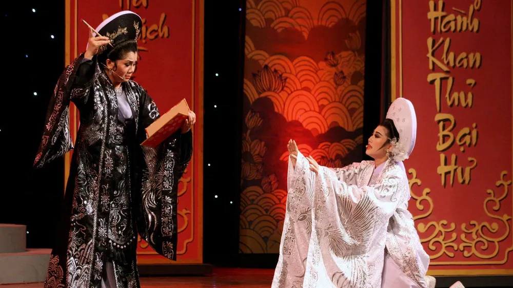 NSƯT Tú Sương và NSƯT Quế Trân trong lớp diễn  "Xử án Thượng Dương", trích đoạn vở "Câu thơ yên ngựa"