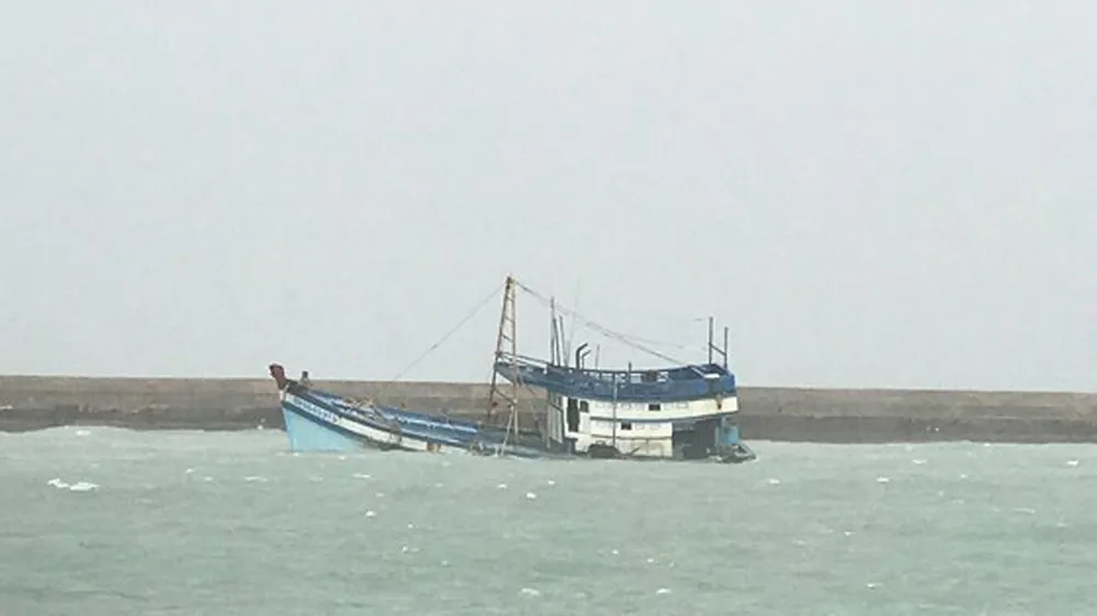 Cận cảnh chiếc tàu chở dầu gặp nạn. Ảnh: Đức Tín