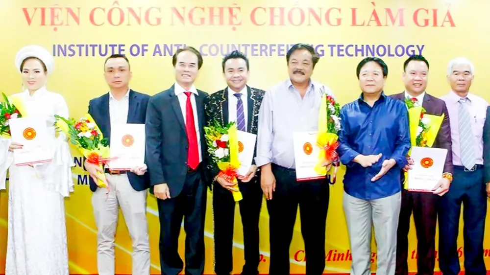 Bệnh sùng bái danh hiệu phải trị từ gốc ảnh 1