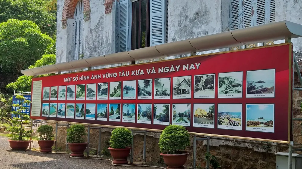 Bảng biển giới thiệu lễ hội và danh thắng che chắn hết  tầng hầm Bạch Dinh