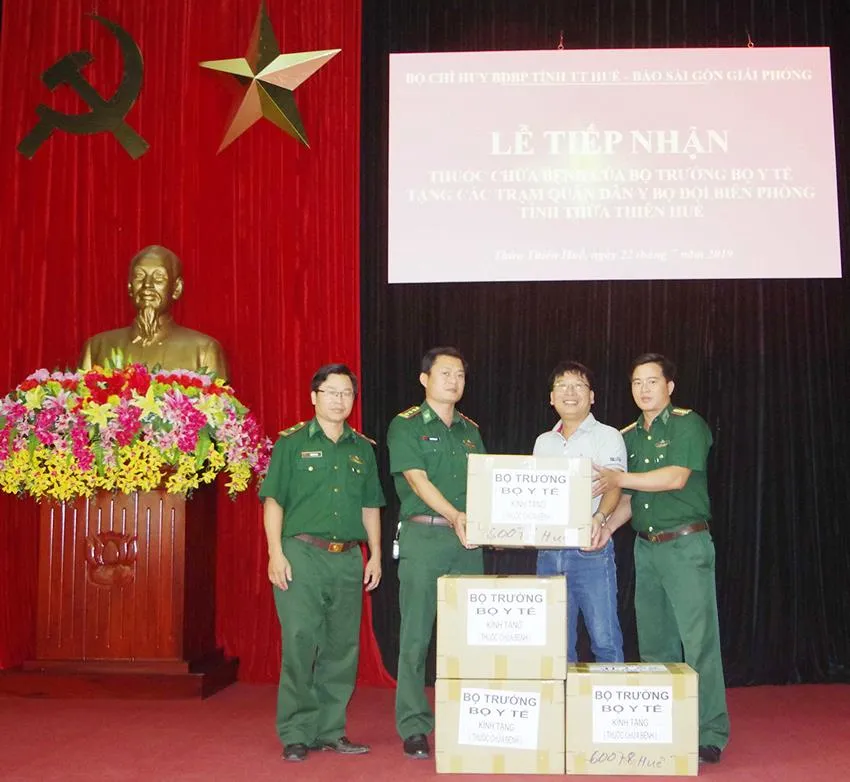 Báo SGGP tặng thuốc chữa bệnh cho đồng bào Trường Sơn ảnh 1