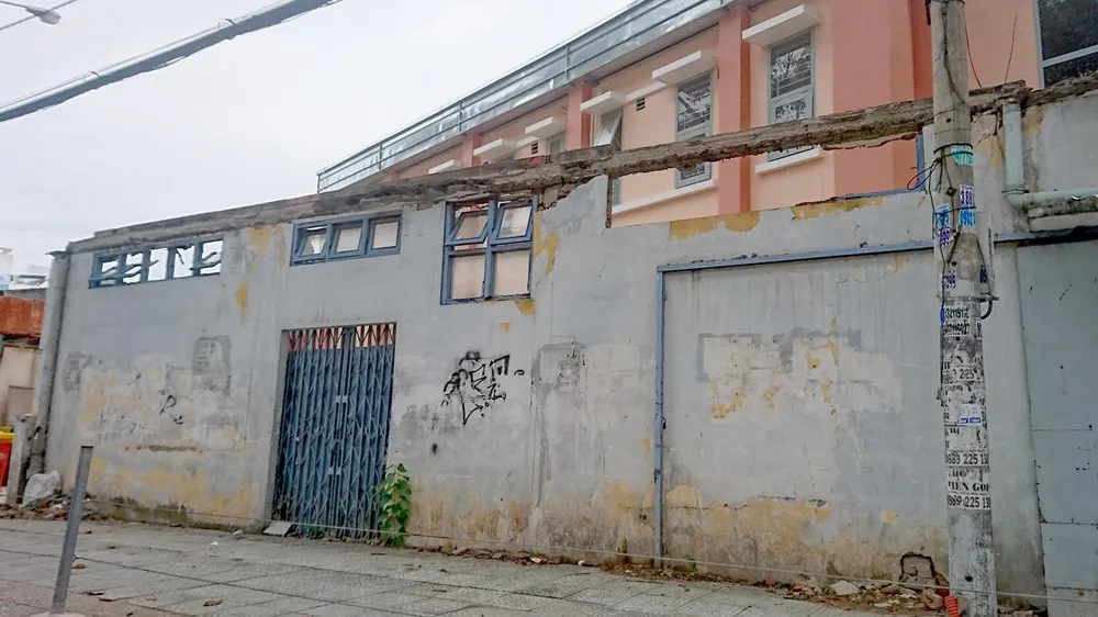 Nguy cơ cao sập hàng rào bên hông Bệnh viện Trưng Vương  ảnh 1