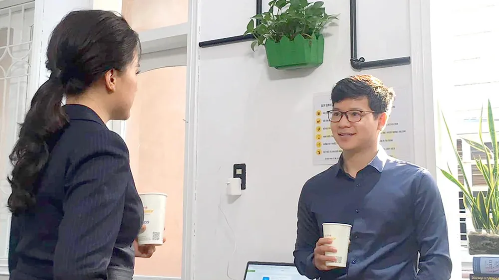 Nguyễn Hữu Ân trao đổi  cùng cộng sự