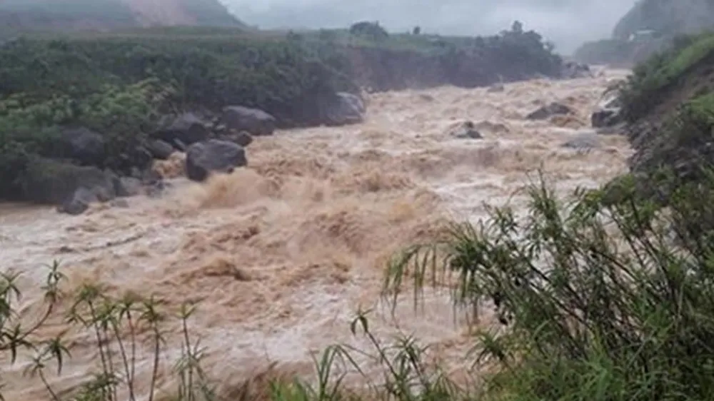 Chiều tối ngày 2-8, bão số 3 giật cấp 12 đi vào vùng biển Quảng Ninh - Hải Phòng ảnh 2