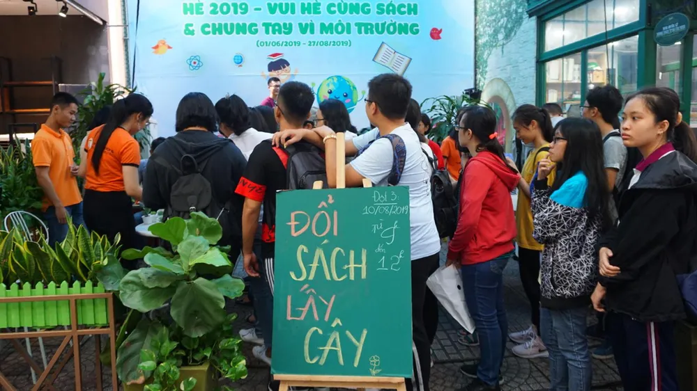 Đổi sách lấy cây - trao đi “tri thức” nhận lại “màu xanh“