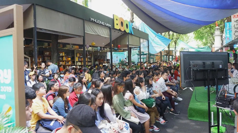 Fan “Mắt biếc” họp mặt tại đường sách ảnh 1