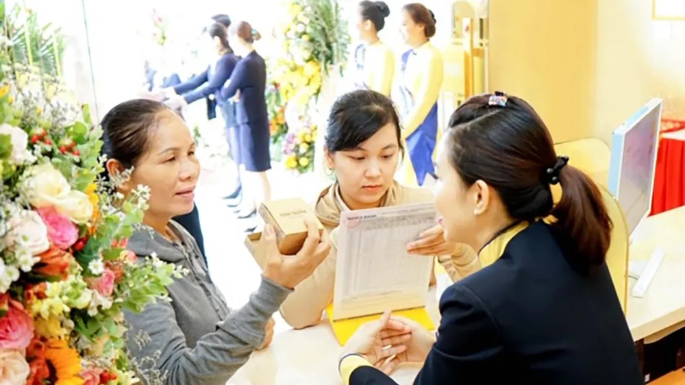 Tăng thu dịch vụ góp phần tăng doanh thu cho các ngân hàng thương mại. Ảnh: HUY ANH