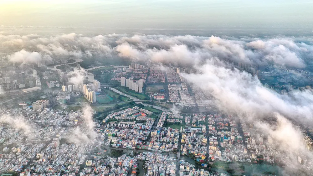 TPHCM đẹp ngỡ ngàng khi “ẩn hiện” trong mây ảnh 3