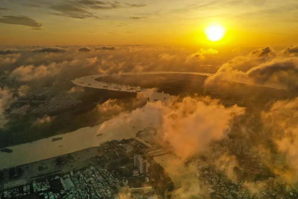 TPHCM đẹp ngỡ ngàng khi “ẩn hiện” trong mây ảnh 4