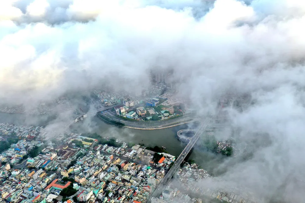 TPHCM đẹp ngỡ ngàng khi “ẩn hiện” trong mây ảnh 5