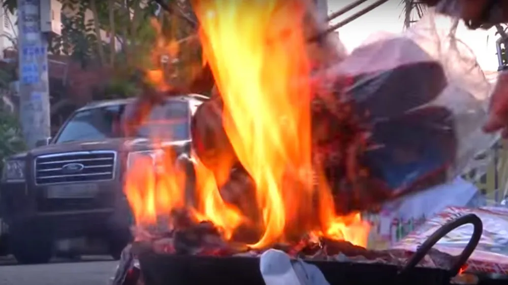 Sự chủ quan khi đốt vàng mã của người dân  gây nguy cơ cháy nổ cao