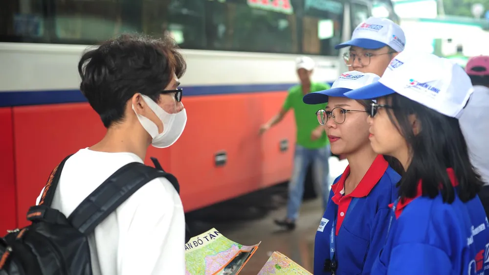 Sinh viên tình nguyện tư vấn, hỗ trợ tìm phòng trọ giúp tân sinh viên tại Bến xe Miền Đông (quận Bình Thạnh, TPHCM)