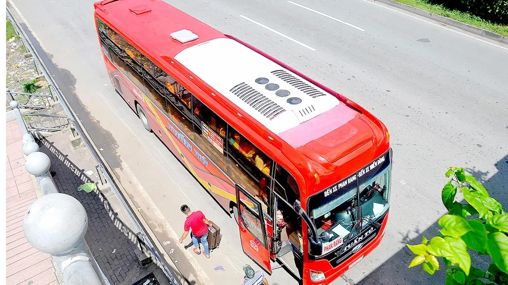 Xe đậu đón khách ở khu vực Khu du lịch văn hóa Suối Tiên sáng 31-8. Ảnh: THÀNH TRÍ