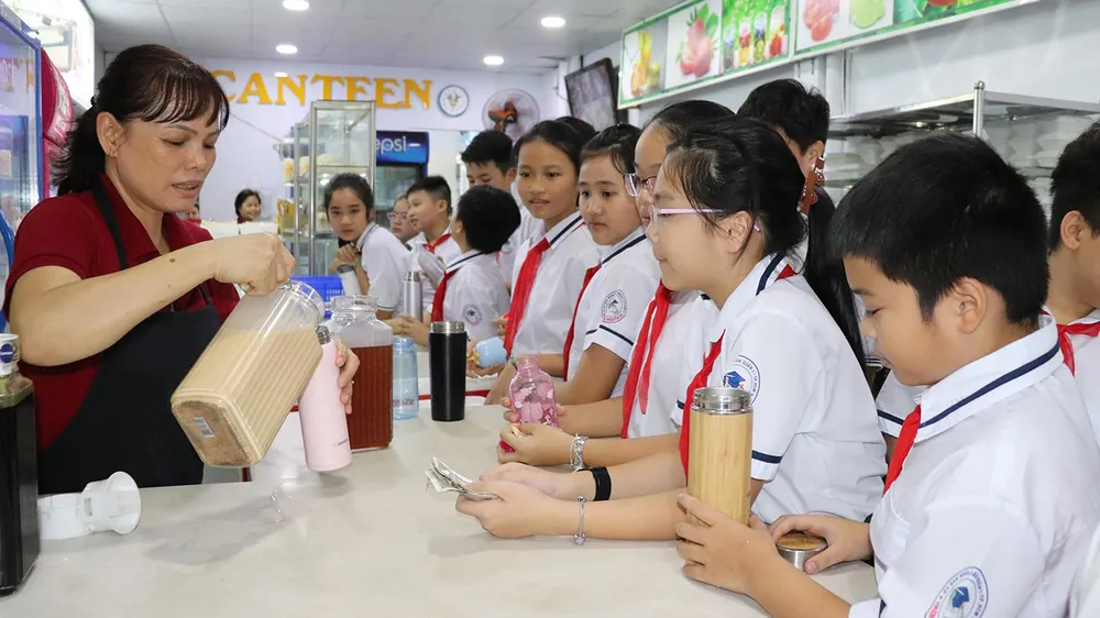 Học sinh Trường THCS Nguyễn Du đã có thói quen mang bình nước thân thiện đến trường 