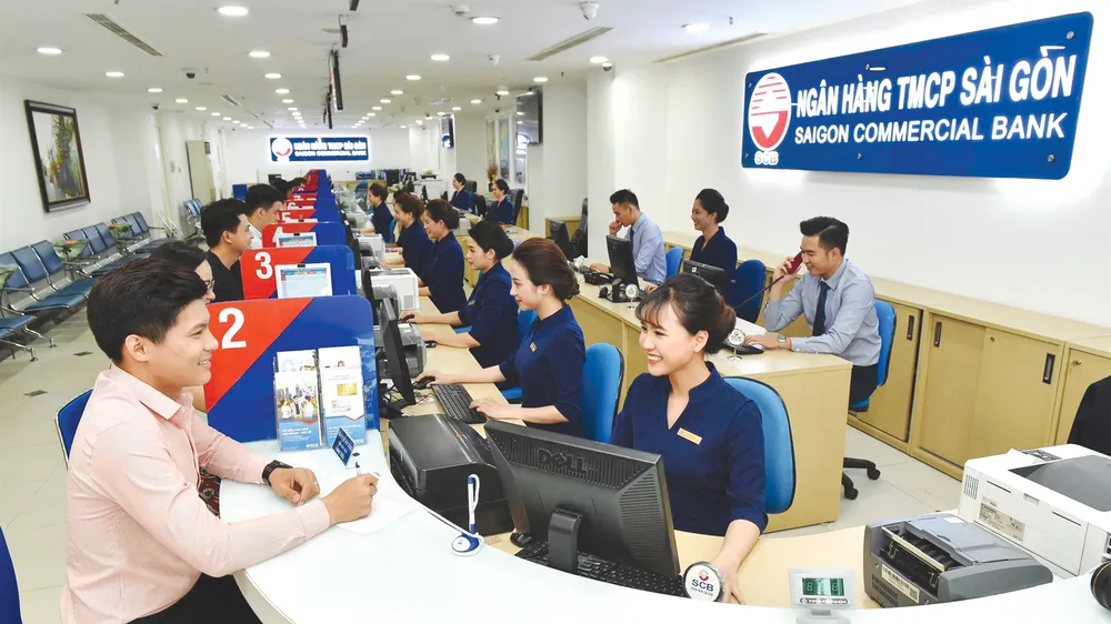 Khách hàng giao dịch tại Ngân hàng SCB