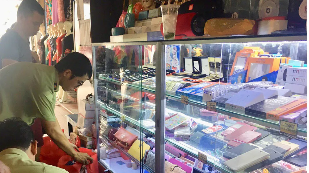 Lực lượng QLTT TPHCM kiểm tra  hàng hóa vi phạm trên địa bàn TP