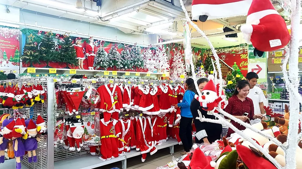 Đồ trang trí Giáng sinh được giảm giá mạnh tại các hệ thống siêu thị