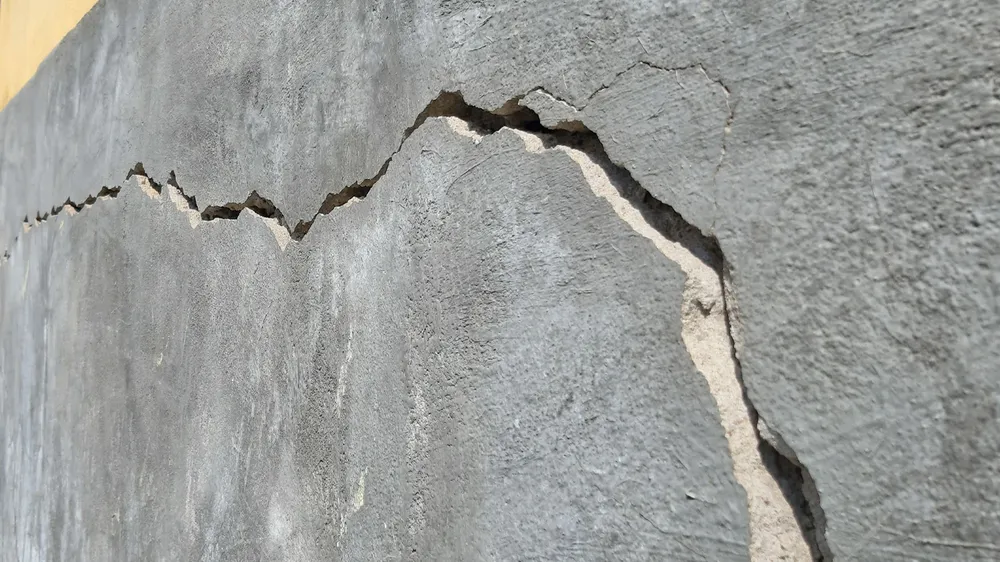 Trường mới xây đã nứt toác