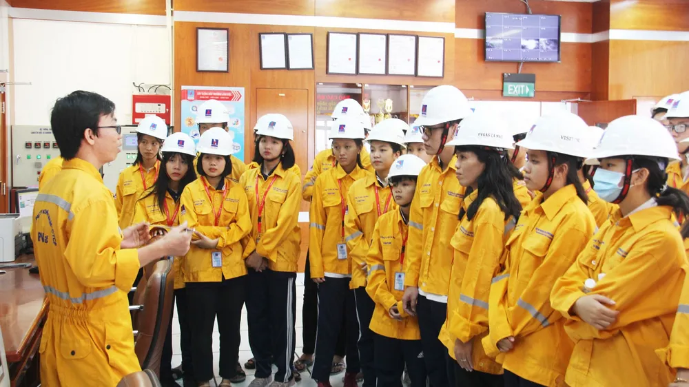 KCM trao học bổng cho sinh viên trong chương trình “Gieo hạt giống tương lai năm 2019” ảnh 2