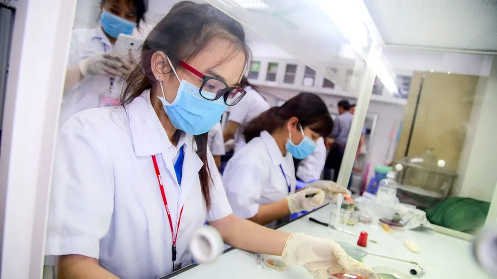 Sinh viên Trường Đại học Công nghiệp thực phẩm TPHCM  thực hành tại phòng thí nghiệm 