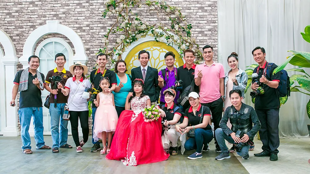 Phía sau những tấm ảnh cưới ảnh 1