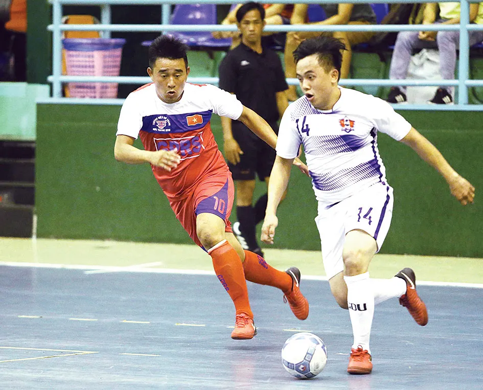 Muôn nẻo mưu sinh của dân đá phủi ảnh 1