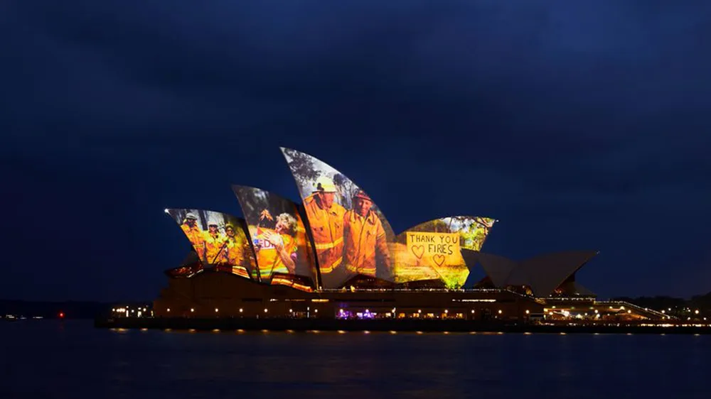 Nhà hát Opera Sydney chiếu sáng những cánh buồm để tưởng nhớ những người lính cứu hỏa ảnh 1