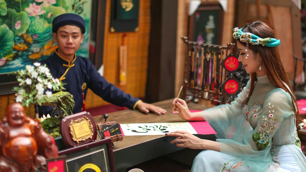 Hoa hậu Du lịch Tường Vy rạng ngời dạo phố ông đồ ảnh 14