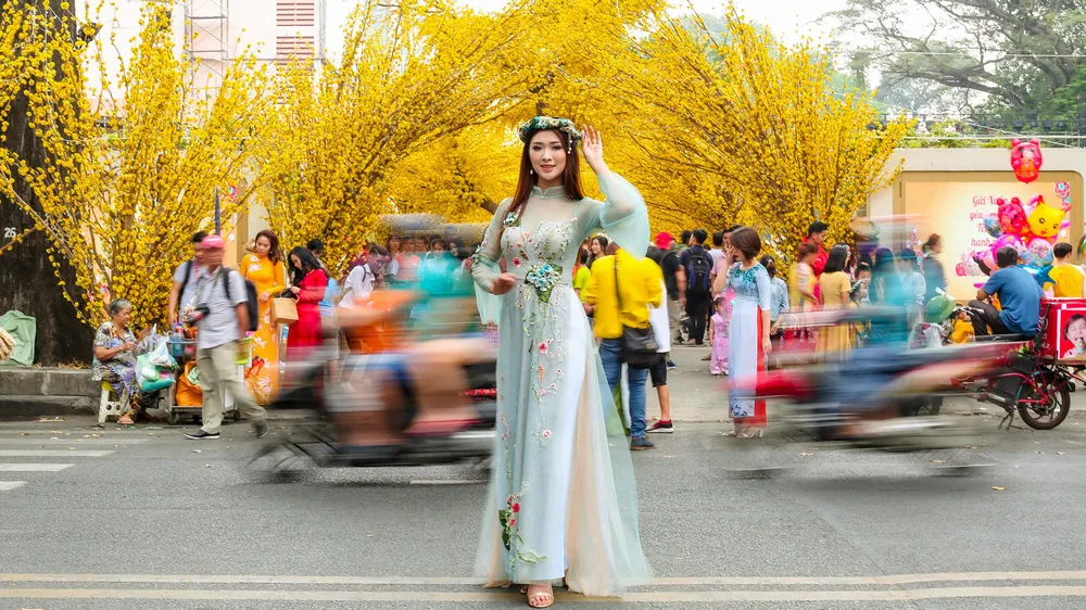 Hoa hậu Du lịch Tường Vy rạng ngời dạo phố ông đồ ảnh 4