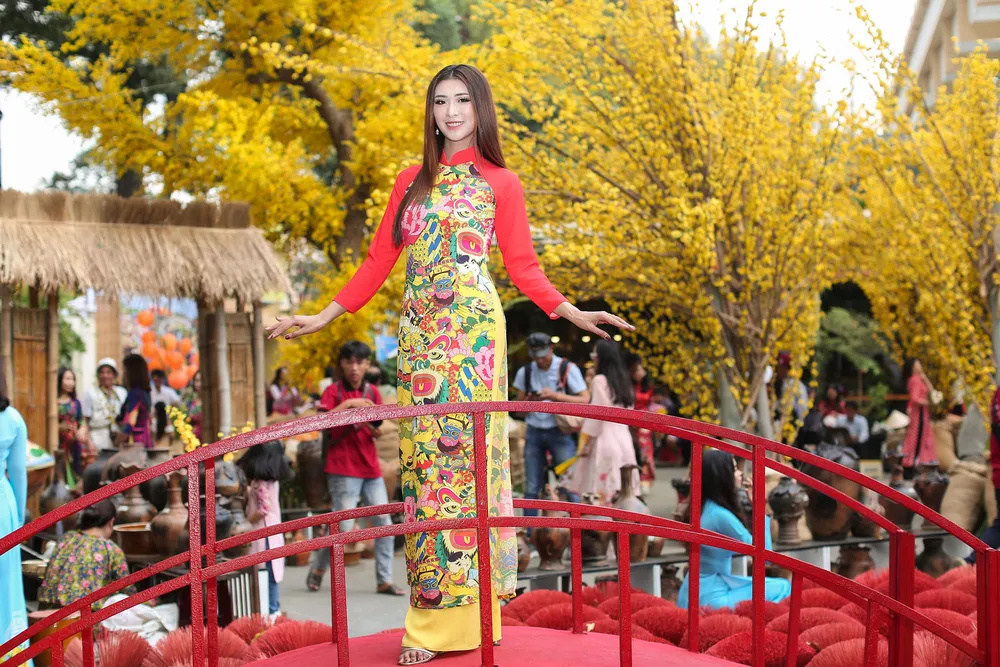 Hoa hậu Du lịch Tường Vy rạng ngời dạo phố ông đồ ảnh 2