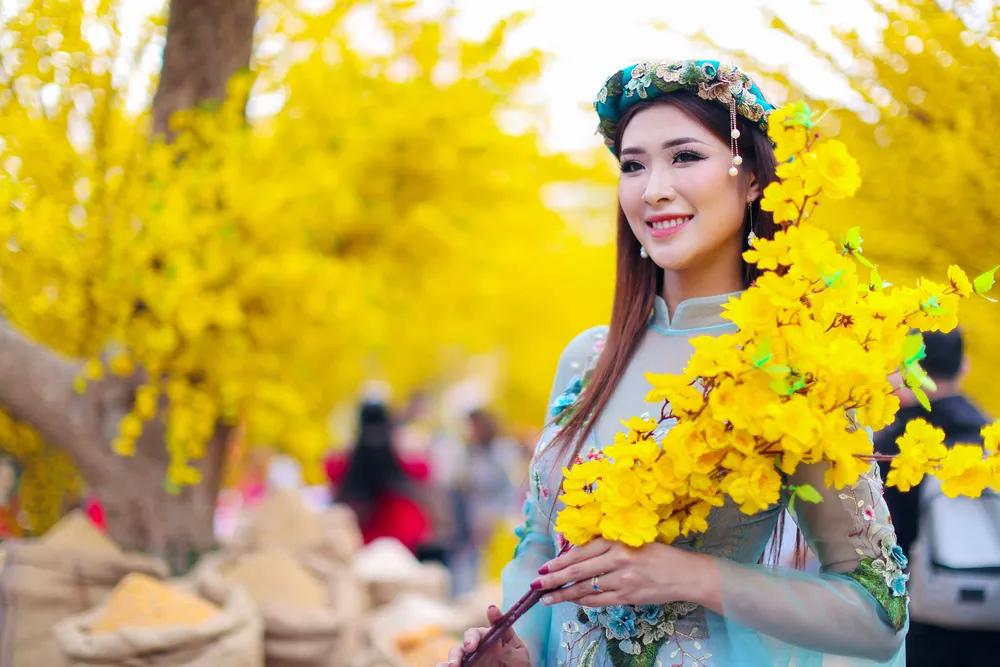 Hoa hậu Du lịch Tường Vy rạng ngời dạo phố ông đồ ảnh 7