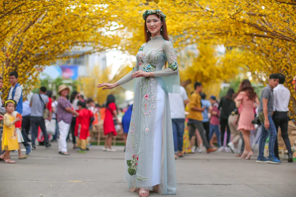 Hoa hậu Du lịch Tường Vy rạng ngời dạo phố ông đồ ảnh 5