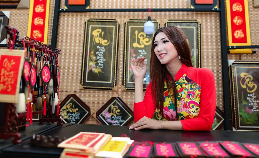 Hoa hậu Du lịch Tường Vy rạng ngời dạo phố ông đồ ảnh 12