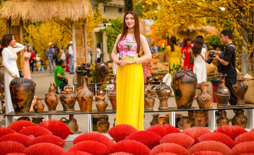 Hoa hậu Du lịch Tường Vy rạng ngời dạo phố ông đồ ảnh 10