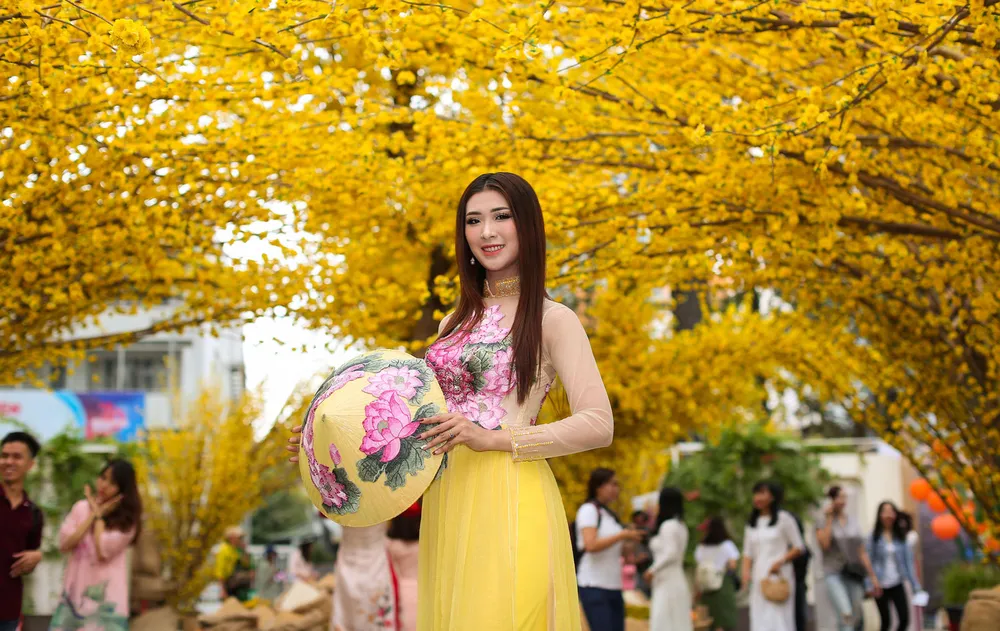 Hoa hậu Du lịch Tường Vy rạng ngời dạo phố ông đồ ảnh 9