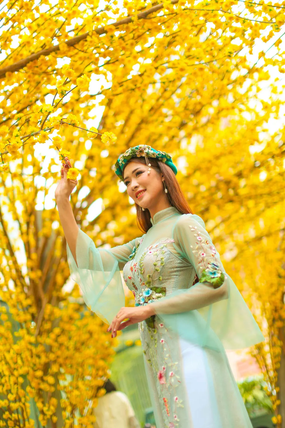 Hoa hậu Du lịch Tường Vy rạng ngời dạo phố ông đồ ảnh 6