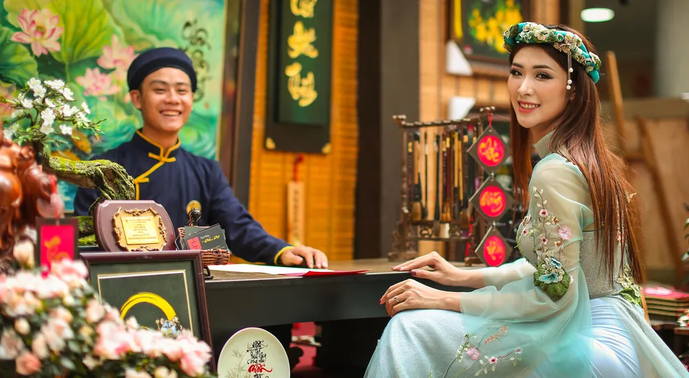 Hoa hậu Du lịch Tường Vy rạng ngời dạo phố ông đồ ảnh 13