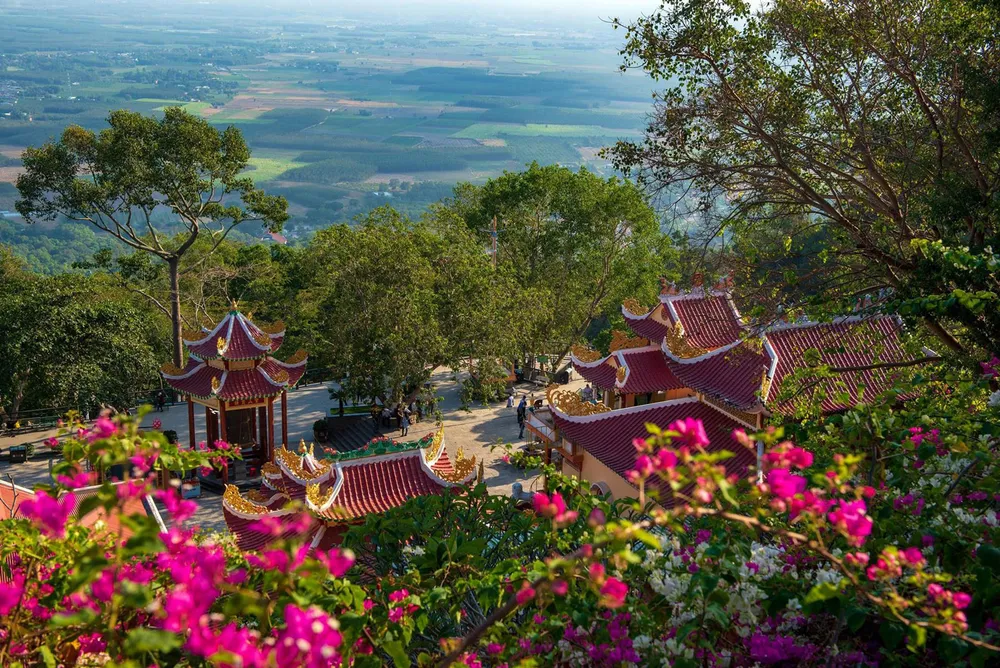 Chính thức vận hành hệ thống cáp treo mới tại Khu du lịch Quốc gia Núi Bà Đen ảnh 3