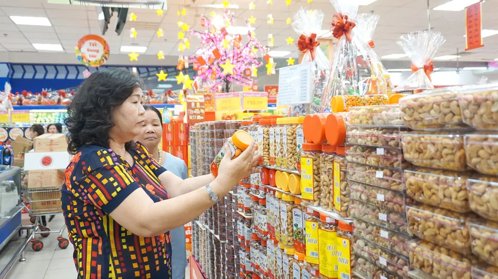 Các loại bánh mứt đang tiêu thụ mạnh  trong những ngày giáp tết