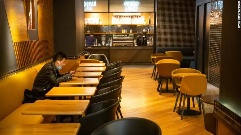 Một cửa hàng ăn uống tại Bắc Kinh, Trung Quốc vắng khách do ảnh hưởng dịch bệnh do virus Corona. Ảnh: AP