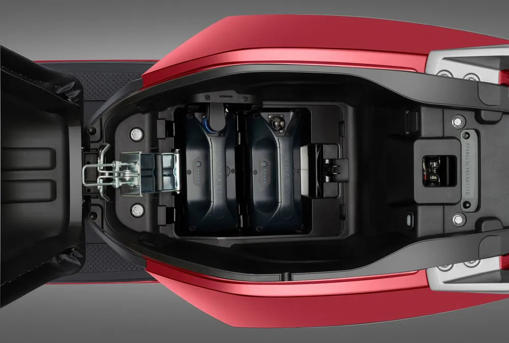 Vinfast bổ sung bộ sạc pin rời cho 3 dòng xe máy điện ảnh 2