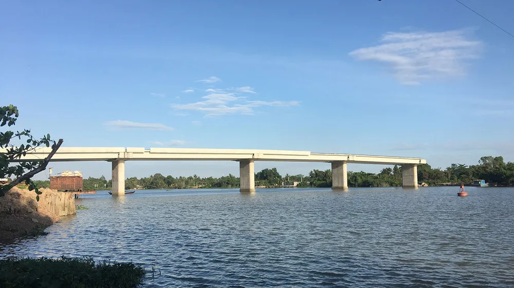 Cầu Long Đại đã vươn ra giữa sông nhưng chưa biết khi nào  nối đôi bờ