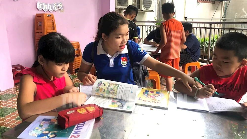 Gia sư áo xanh - một hoạt động tình nguyện nhận được nhiều sự quan tâm của phụ huynh và học sinh TPHCM. Ảnh: TIỂU TÂN