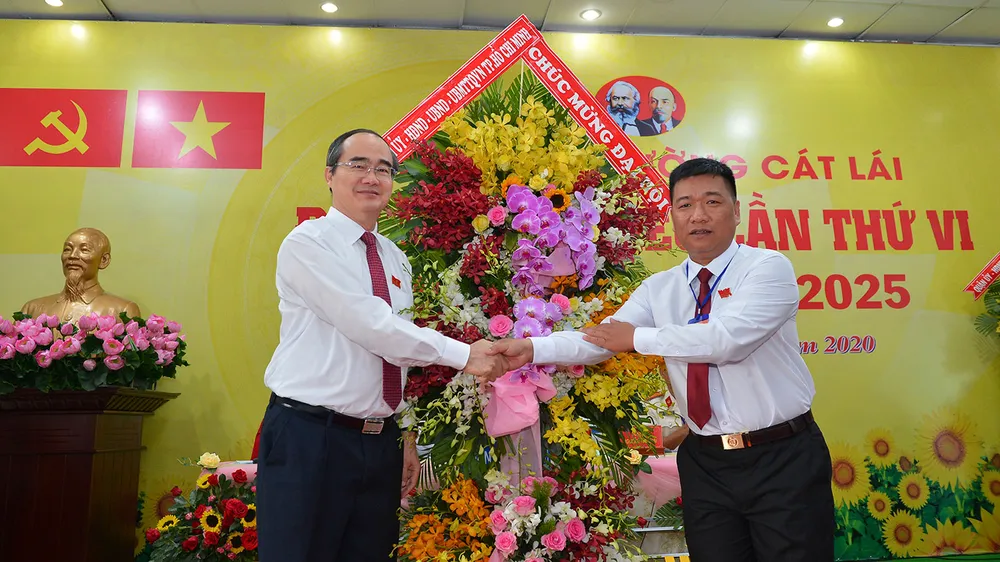 Bí thư Thành ủy TPHCM Nguyễn Thiện Nhân tặng hoa chúc mừng  Đại hội Đảng bộ phường Cát Lái (quận 2). Ảnh: VIỆT DŨNG