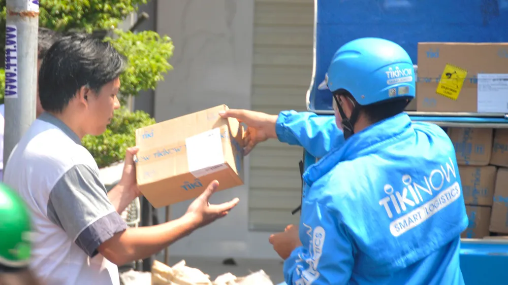 Nhận hàng từ “chợ online”. Ảnh: CAO THĂNG