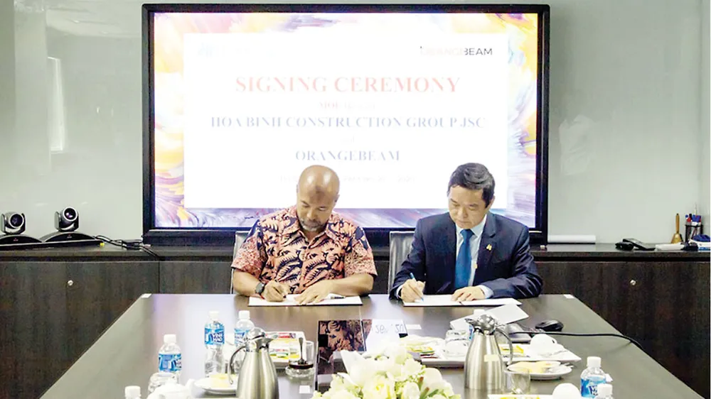 Ông Lê Viết Hải, Chủ tịch HĐQT kiêm Tổng Giám đốc Tập đoàn Xây dựng Hòa Bình (bên phải) và ông Dato Faris Yahaya,  Tổng Giám đốc Tập đoàn OrangeBeam  ký kết hợp tác