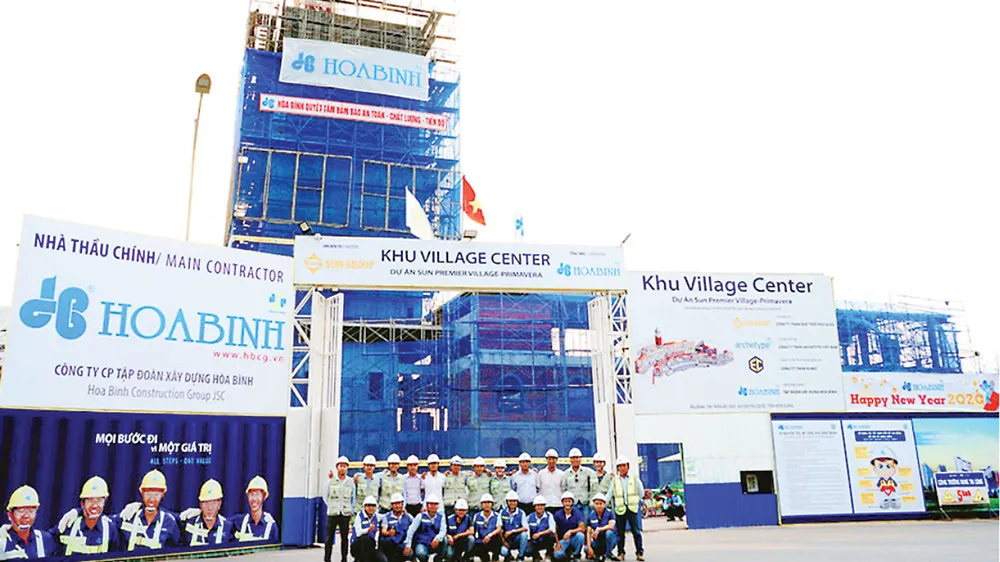 Đội ngũ Ban chỉ huy và kỹ sư của Hòa Bình  tại công trình Khu Village Center