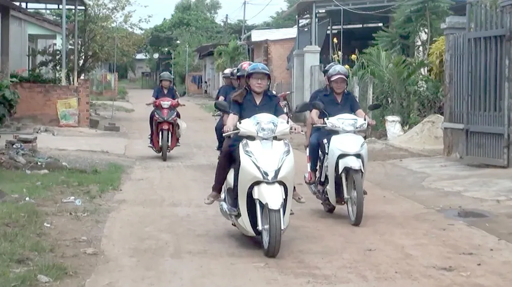 Các đội viên Đội nữ dân phòng Xuân Phú đi tuần