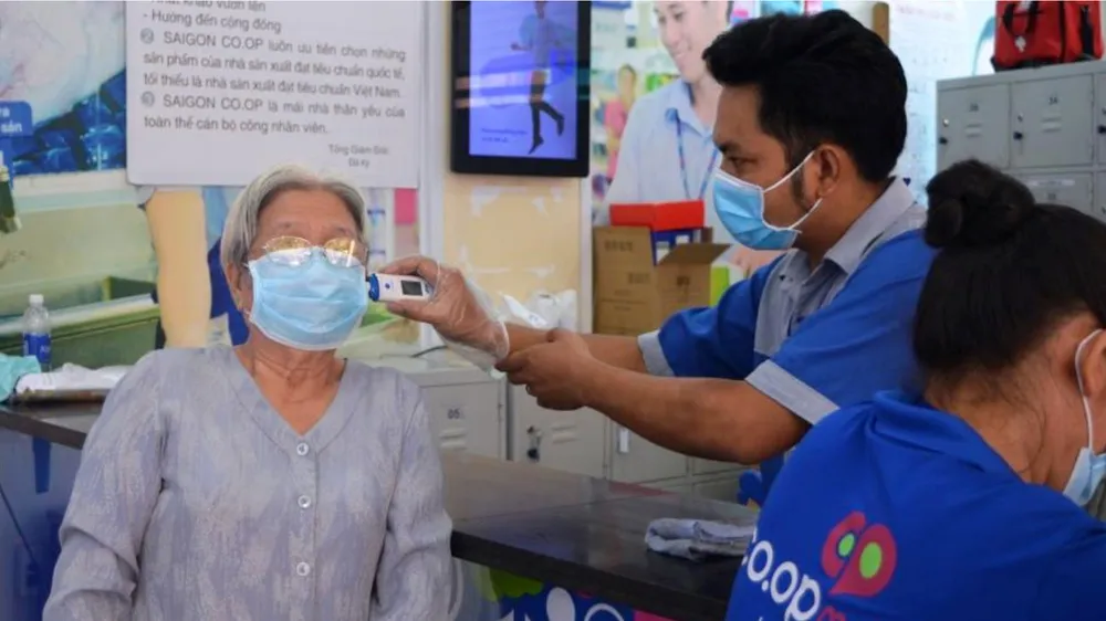 Nhà bán lẻ “căng mình” chống dịch, bảo vệ khách hàng ảnh 1