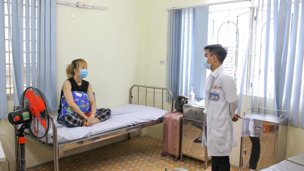 Bác sĩ Nguyễn Nhật Sang thăm hỏi người đang cách ly  tại khu cách ly quận Phú Nhuận. Ảnh: HOÀNG HÙNG